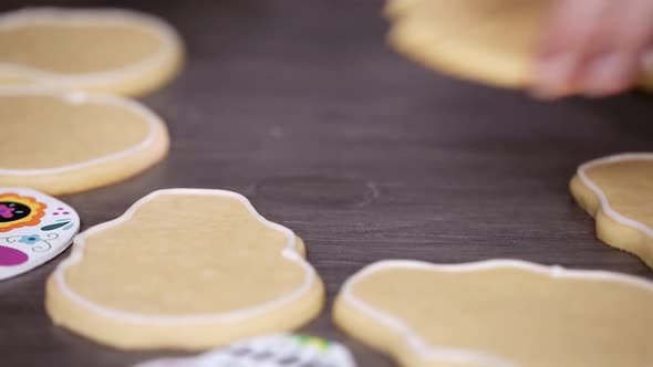 Step by step. Creating edge for flooding sugar skull cookie with royal icing.
