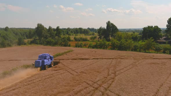 Combine Harvester Agricultural Machine for Harvesting Golden Ripe Wheat